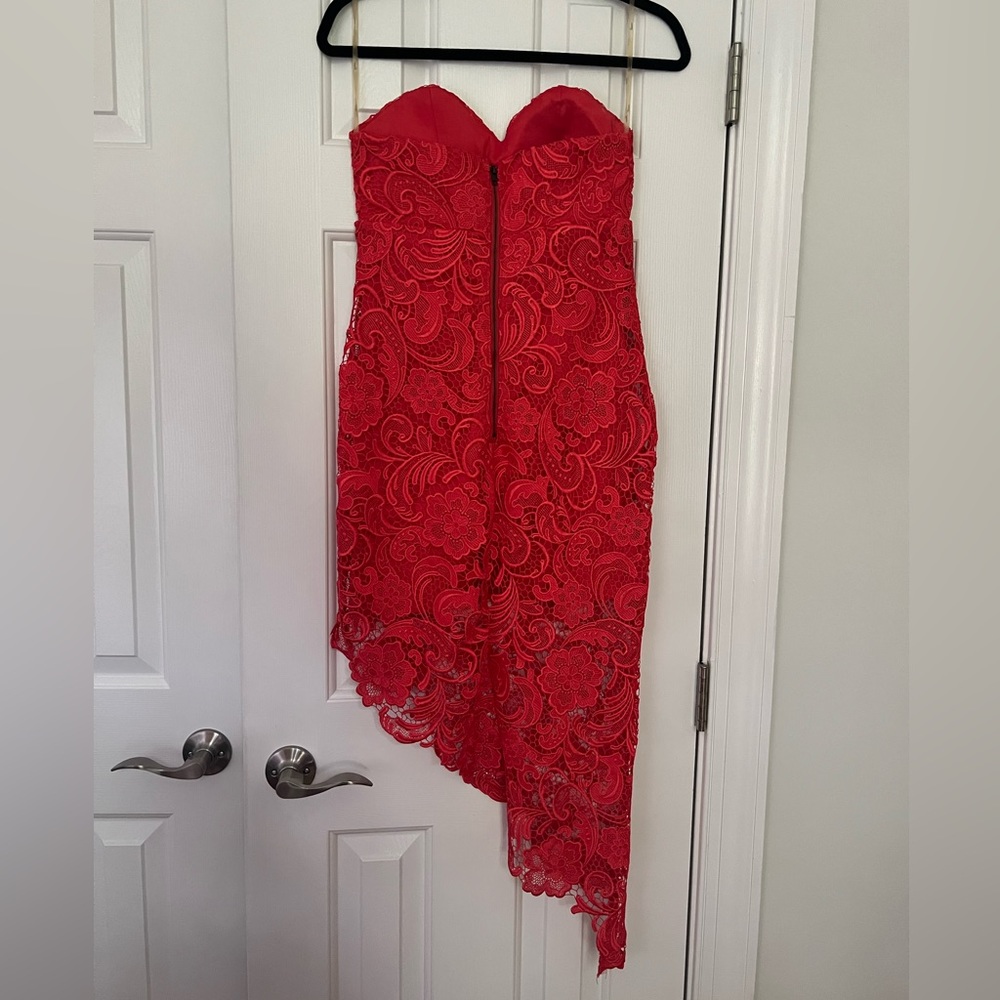 Absolutely stunning, lace sweetheart neck cocktail dress. Only worn once.